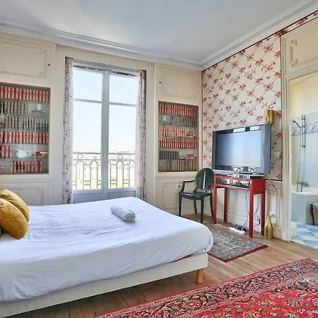 Charming With Eiffel Tower View *